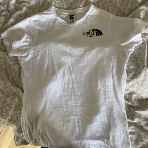 North face t-shirt  - En enkel t-shirt från north face. Kvinnlig i passformen 