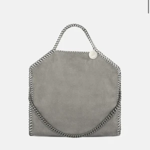 Stellamcartney tote bag  - Äkta stellamcartney, köpt här på Plick för ca ett år sedan. Inte särskilt använd men kromfärgen har gått bort på några ställen av kedjan. Pris kan diskuteras! 💘 Skriv vid intresse😊