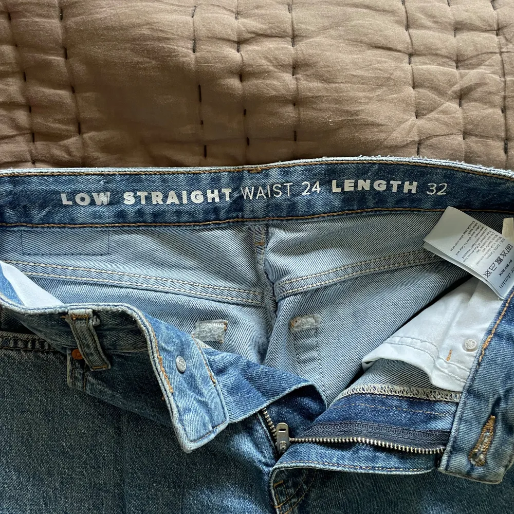 Säljer dessa underbara jeansen från bikbok! De har inga defekter. De är stretchiga så skulle säga att de passar någon som bär 32-36 i jeans🫶. Jeans & Byxor.