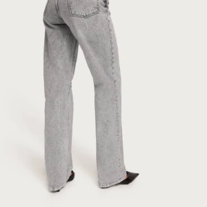 Woodbird - Jätte snygga jeans i nyskick passar en som har storlek 36 på jeans (kan fraktas men står ej för frakten)