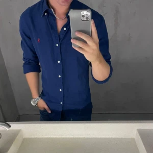 Ralph Lauren ”Linnen” skjorta - Hej, säljer nu min otroligt fina och eftertraktade Ralph Lauren  linneskjorta storlek M slimfit. Den är i nyskick och kommer vara otroligt snygg i sommar. Nypris 1500kr! Vi kommer att sälja liknande produkter  i sommar så glöm inte följa profilen!🌊🍾