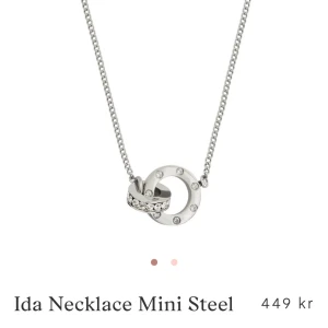 Edblad halsband - Säljer detta fina halsband från Edblad så jag bytt till guld smycken🌸Nästan aldrig använt och kommer i original box!!  Kom privat för egna bilder🩷