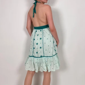 Halterklänning  - Superfin 2000s halterklänning!! Jag på bilden är 170cm och har storlek 36 på överdelar. Klicka på köp nu <3