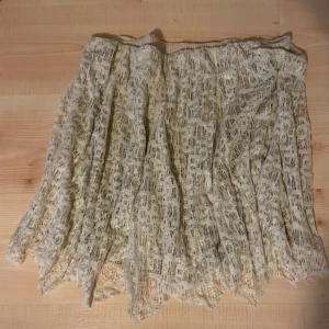 Kjol med spets - Kjol i två lager, ett satin och ett spets.