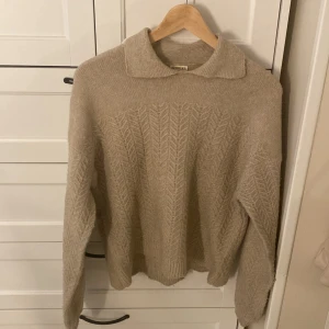 Fin stickad tröja!💕 - Fin stickad tröja till salu. Säljer denna för att den då inte används längre. Bra skick, inga hål och nästan aldrig använd. Köpte den från Ullared men den är från Stories.