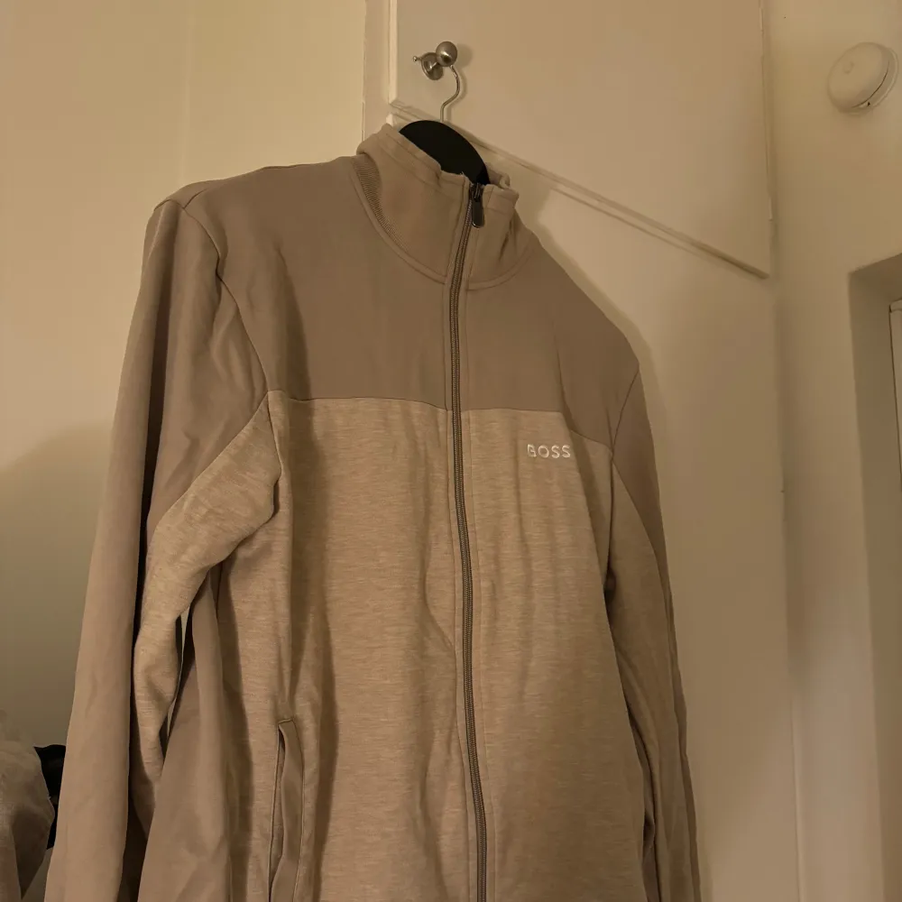 Jättefin kofta från Hugo boss i storlek S, använd fåtal gånger. . Hoodies.