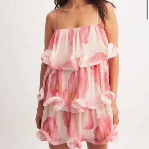 Klänning - Supersnygg sommarklänning som aldrig är använd! Nypris 1000kr!🤩🎉🤩