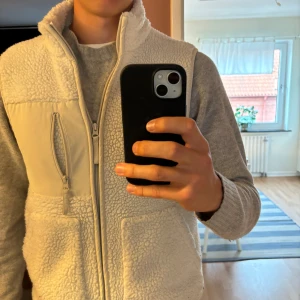 A days march fleece väst - Snygg finance bro väst i mycket bra skick. Nypris 1195kr. Storlek M