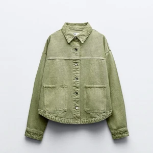 Grön Jeansjacka Zara - Hej!! Tänkte sälja denna jacka från zara i nyskick. Storlek Xs men den är oversized i modell så passar även S. 