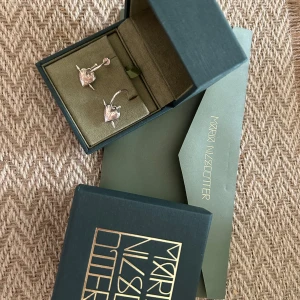 Tuvstarrs heart örhängen Maria Nilsdotter - Säljer mina tuvvstars örhängen från Maria Nilsdotter i silver. Fint skick. Observera att ena ”baksidan” man fäster ena örhänget med saknas, kan enkelt bytas ut mot en från ett annat örhänge. Nypris är 2 995 för 1 örhänge och alltså 5990 tillsammans.