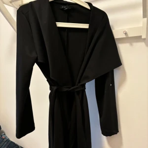 Svart kappa - En vanlig basic svart kappa från New Yorker. I gott skick, använder inte längre och därför säljer jag den. 