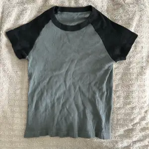 Säljer denna populära t-shirt från Brandy Melville eftersom den inte kommer till användning hos mig längre🌟 är som i nyskick! Vid frågor kontakta mig privat