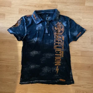 Affliction T-shirt  - !skicka bud för snabb affär! Fet Affliction piké, storlek L. Jätte bra skick utan skador. Säljer billigt. Skriv om ni undrar någonting eller om ni vill ha fler bilder 📲