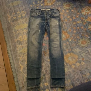 Evisu jeans  - Rikdigt snygga evisu jeans för billigt pris!! Färgen där bak har gått av lite som man ser på bilden men annars inga andra defekter😄