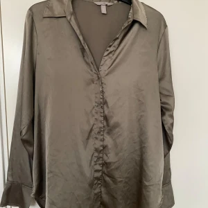 Satin skjorta  - Skjorta i satin färgen är isch grön men finare i verkligheten 