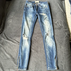 Jeans med slitningar - Jeans med slitningar (köpta så), från Gina tricot, väldigt snygga. 
