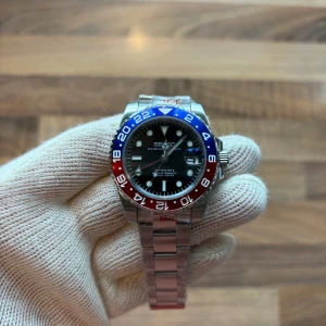 Seiko Pepsi GMT Mod 40mm - Tjena. Har äntligen fått in en Seiko Pepsi GMT Mod. Extremt vacker samt ikonisk. Om klockan: NH34 automatisk GMT rörelse. 904L stainless steel, C3 Lume. Sitter på en Oyster länk som är matt/speglande. Såklart helt ny samt inplastad. Hör av er!