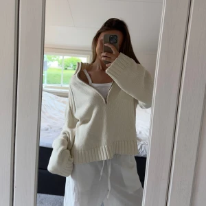 H&M Stickad Zip-Up Tröja - Säljer denna jättefina stickade tröjan ifrån H&M!! (OBS: Flyttar till USA i September så avslutar all min försäljning då).🇺🇸