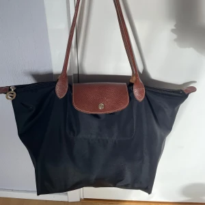 Longchamp väska  - Jättefin svart longchamp väska!💘 Hyfsat skick men små hål i botten som inte märks tydligt (se sista bild)💕 Perfekt skolväska, får plats med allt!🤍 Nu pris ca 1500kr💘