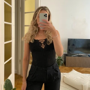 Svart body från Bershka - Fint skick. Säljes då den inte kommer till användning 