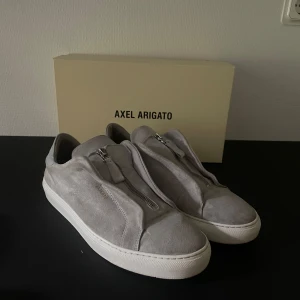 Axel arigato skor - Cond 8/10  väldigt bra skick endast lite smutsiga men det går att tvätta bort. Bara använda ett fåtal gånger Storlek 45 men passar mig som har 43-44