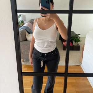 Lågmidjande svarta jeans  - Köpta idag 14/7!! Tog inte kvittot så kan inte lämna tillbaka då jag märkte att dom var för små för mig.. Nypris 400 kr. 