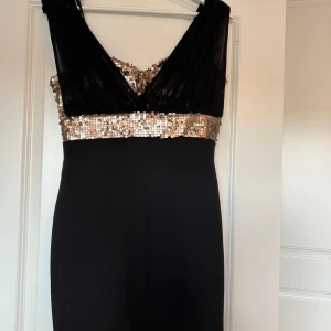 Festklänning  - fin festklänning använd 2 gånger
