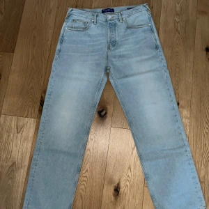 Scotch and soda jeans - Tjena säljer dessa relaxad fit jeans från Scotch and soda som är helt nya och endast testade. Jeansen är storlek 33/34. Hör av er vid frågor och funderingar 
