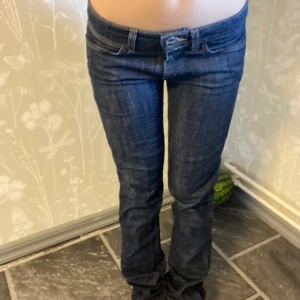 Lowrise jeans - Ett par snygga jeans i jättebra skick i storlek W26. Midjemått är 34cm. Innerbensmått är 76cm ❤️