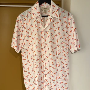 Skjorta från Whyred - Supersnygg skjorta från Whyred. Aldrig använd, därför i felfritt skick. Perfekt kortärmad skjorta till sommaren.