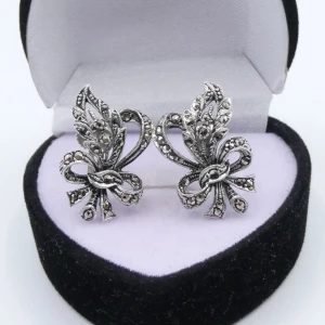 Örhängen i silver - Örhängen i silver med svenska kontrollstämplar med markasiter Väldigt bra skick!  Storlek: L -2,2 cm B -1,4 cm vikt ca 5,62 gram