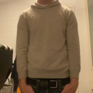 Kaschmir hoodie - Tja! Säljer nu denna galet feta kaschmir hoodie från Oscar Jacobson. Den är i 9/10 skick och storlek XS.  Tveka inte för att fråga efter fler frågor eller bilder!💯