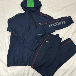 Lacoste Tracksuit  - Helt ny Lacoste Tracksuit storlek Xs-S inga hål, inga fläck, ny pris 2500kr min pris 1299kr Pris går att sänkas!