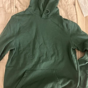 grön hoodie  - grön hoodie