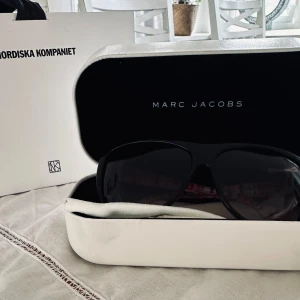 Marc Jacobs solglasögon - Säljer ett par Marc Jacobs solglasögon då de inte kommer till användning, använt ett fåtal gånger så i nyskick!