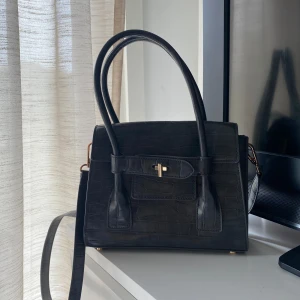 Väska  - Väska från zara , använd ca 2 gånger ! Väldigt fint skick 