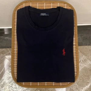 Ralph Lauren T shirt - En helt ny och oanvänd Ralph Lauren T shirt i färgen Mörkblått/Navy. Perfekt skick och sitter mycket fint.