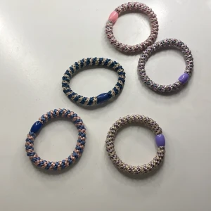 Hårsnoddar - Säljer dessa hårsnoddar💗 nästan aldrig använda, säljer pga av att de inte kommer till användning❤️ köpta för 15 st på normal, säljer alla 5 för 25❤️ tryck gärna på köp nu❤️