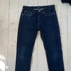 apc jeans  - snygga jeans fårn Apc, ny pris 1400