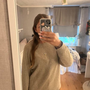 Beige stickad tröja! - Snygg beige stickad tröja! Tröjan är använd ett fåtal gånger och jätte bra skick! Passar bra för storlek S. Säljer då jag har liknande tröjor!