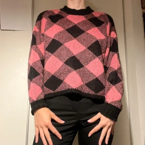 Rutig stickad tröja - Stickad tröjan köpt på 2nd hand för många år sedan. Inte nopprig trotts välanvänd och färgen har inte blekts eller tvättats ur alls. Inga skador och den är lite kroppad 💕 Skriv för fler bilder. Pris kan diskuteras ✉️