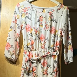 Långklänning  - Blommig långklänning från Size Needle. Använd en gång, nyskick. 