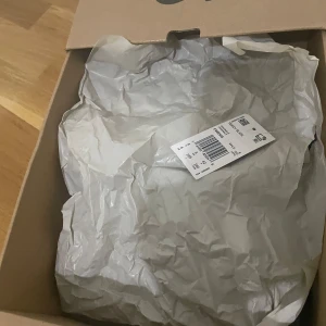 Yeezy slide - Äkta yeezy slides använda många gånger men kommer inte till användning längre. Har en liten prick med målarfärg men man kan säkert ta bort den genom att använda en vätska, dom är smutsiga men går att tvätta. Kan byta mot något! 