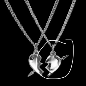 Maria nilsdotter halvhjärta halsband  - Byter oxå mot guld smycken från maria ,Kan diskutera priset oxå, Säljer bara den högra den som är inringad (Inte min bild) Storlek 40. Den är dock sönder på där man sätter ihop den men har satt till en ny ihop sak, Be om bild! 