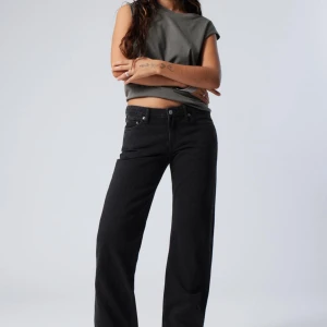 Weekday arrow low straight jeans  - Jeans i använt men fint skick, säljer pga att de är för små för mig. Skriv för fler bilder.
