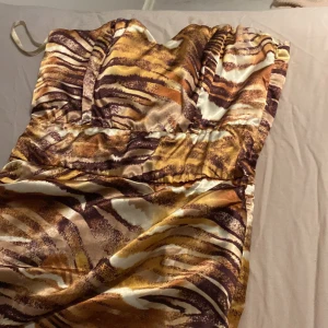 En figur sydd klänning  - Detta är en klänning som formar sig efter sin kropp och har inga axelband 