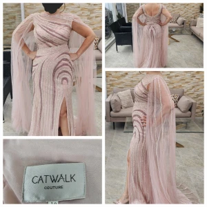 Pärlklänning  - En kroppformad Klänning av jättesmå fina pärlor med långa armar av  Catwalk märke . Materialet har bra kvalite, använd bara några timmar. Köpte för 7800kr. 