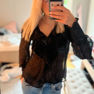 Svart blus - Säljer denna trendiga blusen från only. Den är knappt använd så alltså i bra skick❤️