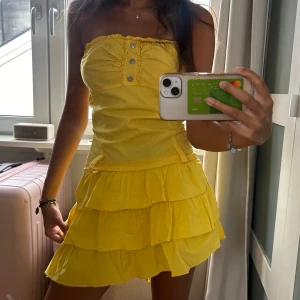 Gul bandeau klänning - Såå nice gul bandeau klänning med volang nertill! Perfekt till sommaren. Köpt secondhand