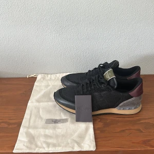 Valentino rockrunner - ett par feta svarta rockrunners i storlek 41 men passar 42 lika bra! Är i ett mycket bra skick. Nypris ligger runt 5-6k! skriv gärna om ni är intresserade!😊